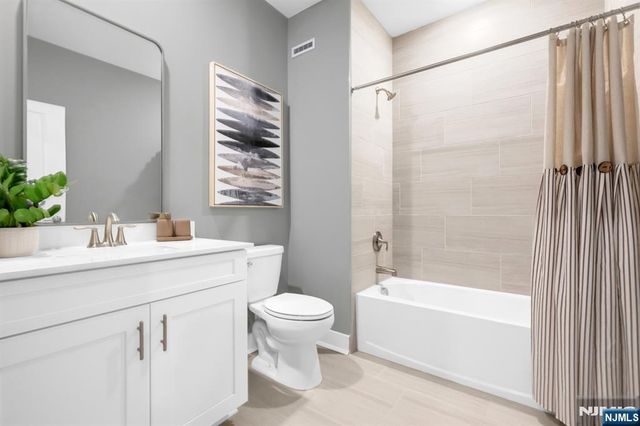 14 Belmont Place, Oakland, NJ 07436
