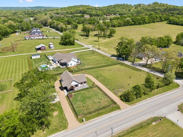 2104 Williamsport Pike, Columbia, TN 38401