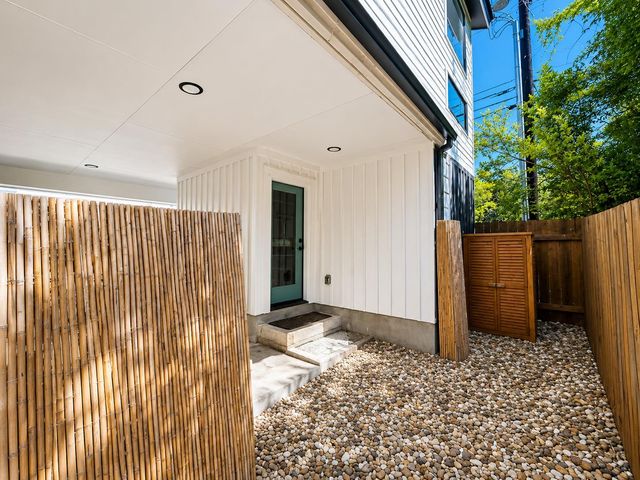 913 Duncan LN 201, Austin, TX 78705