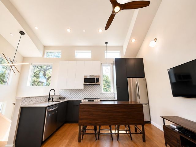 913 Duncan LN 201, Austin, TX 78705