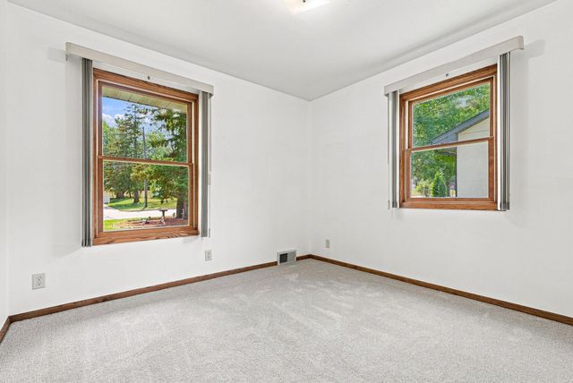 563 Shryer Avenue W, Roseville, MN 55113