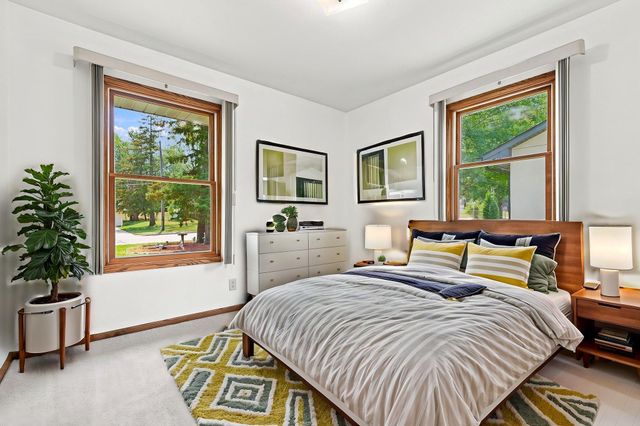 563 Shryer Avenue W, Roseville, MN 55113