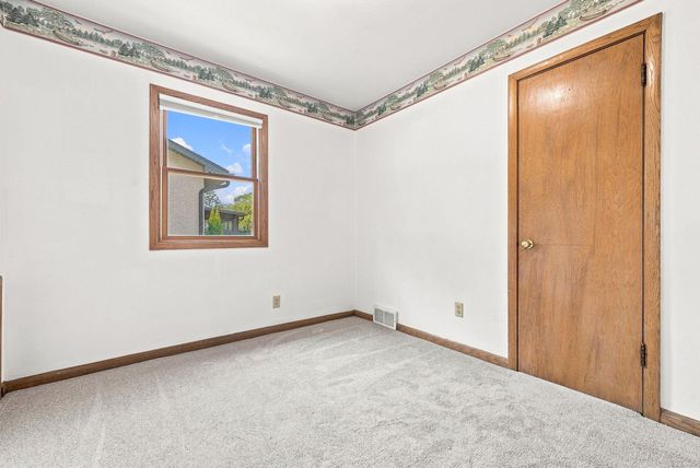 563 Shryer Avenue W, Roseville, MN 55113