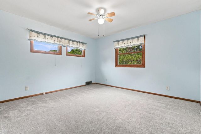563 Shryer Avenue W, Roseville, MN 55113