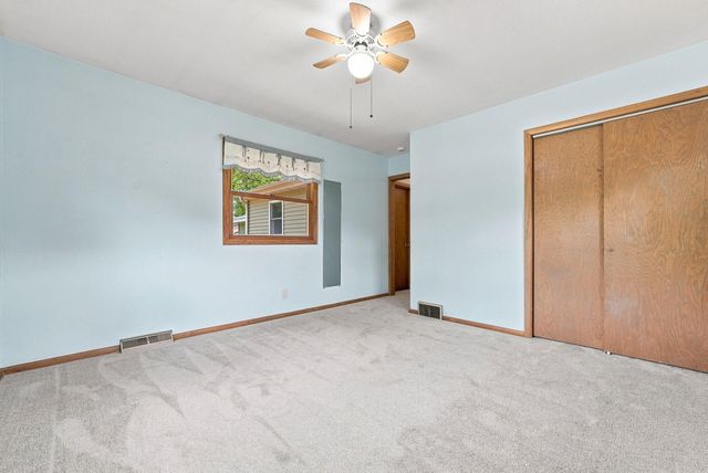 563 Shryer Avenue W, Roseville, MN 55113