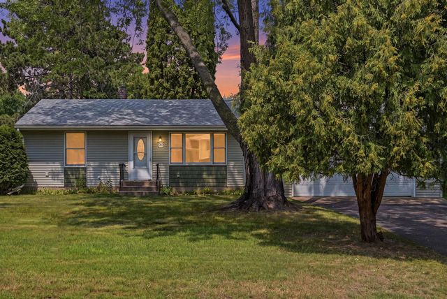 563 Shryer Avenue W, Roseville, MN 55113