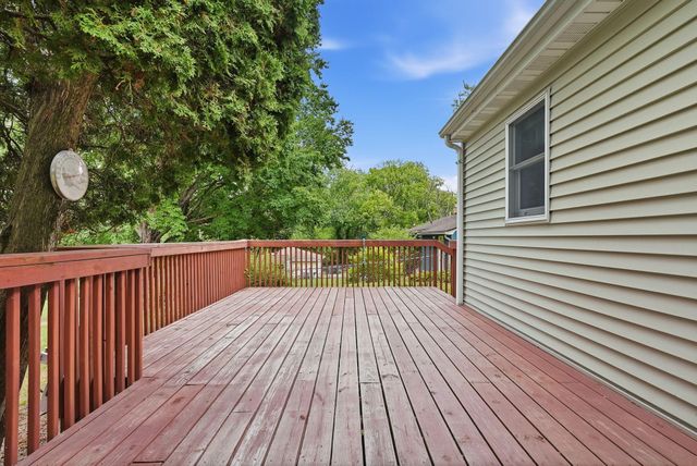 563 Shryer Avenue W, Roseville, MN 55113