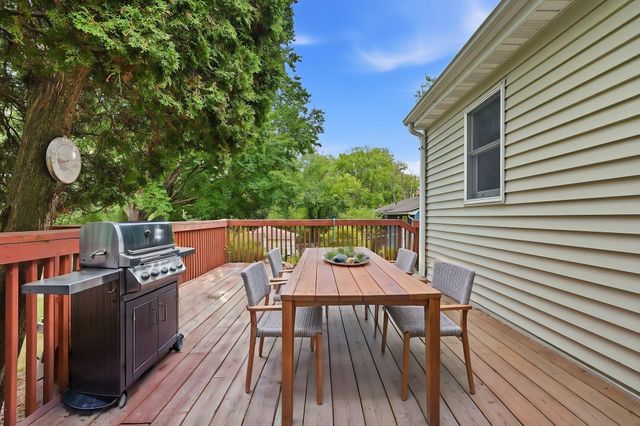 563 Shryer Avenue W, Roseville, MN 55113