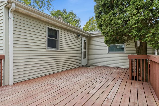 563 Shryer Avenue W, Roseville, MN 55113