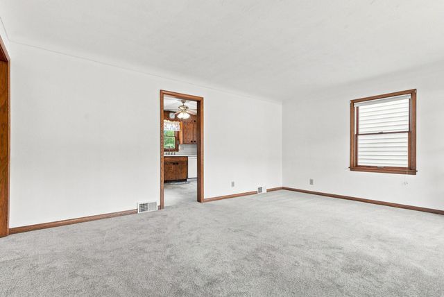 563 Shryer Avenue W, Roseville, MN 55113