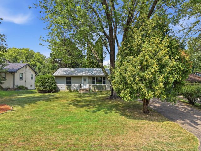 563 Shryer Avenue W, Roseville, MN 55113