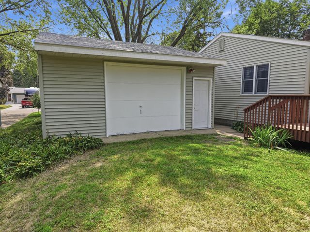 563 Shryer Avenue W, Roseville, MN 55113