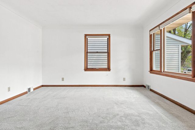 563 Shryer Avenue W, Roseville, MN 55113