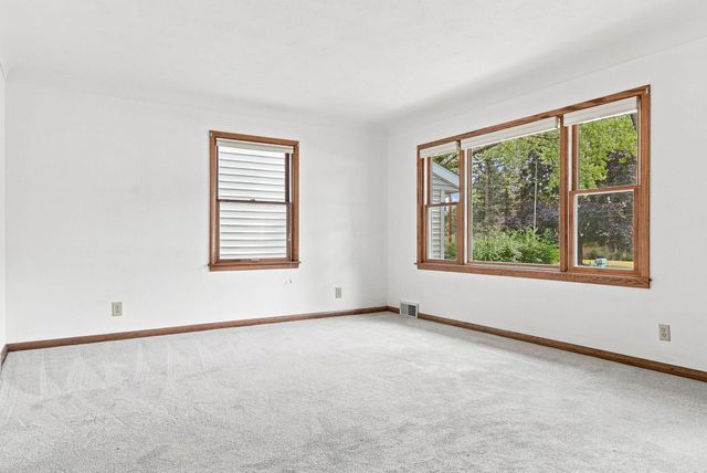 563 Shryer Avenue W, Roseville, MN 55113