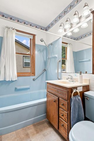 563 Shryer Avenue W, Roseville, MN 55113