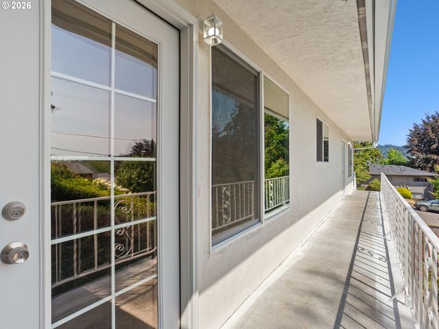 6855 Sw CAPITOL Hwy, Portland, OR 97219