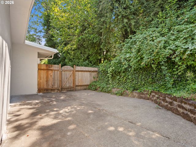 6855 Sw CAPITOL Hwy, Portland, OR 97219