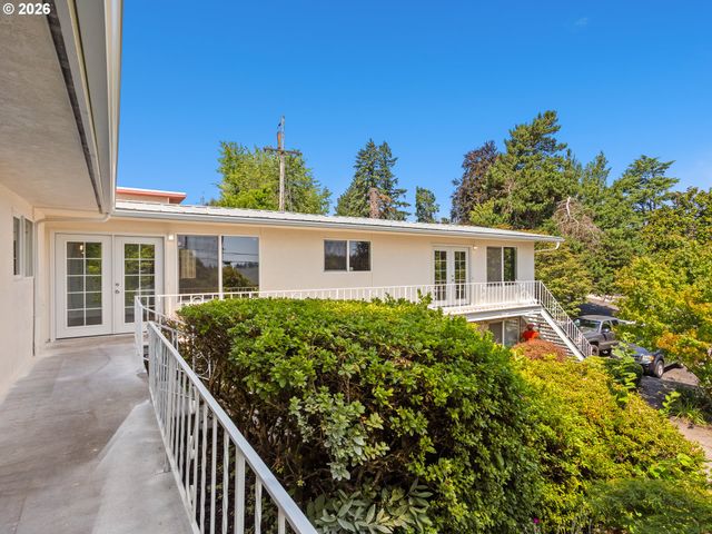 6855 Sw CAPITOL Hwy, Portland, OR 97219