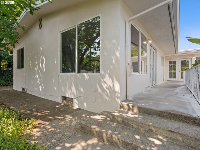 6855 Sw CAPITOL Hwy, Portland, OR 97219