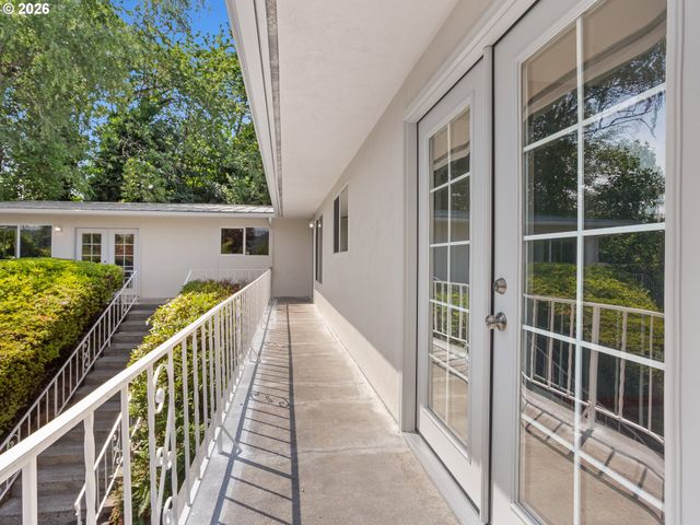 6855 Sw CAPITOL Hwy, Portland, OR 97219