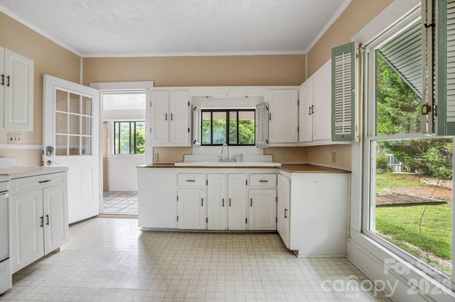 82 Hill Street, Hot Springs, NC 28743