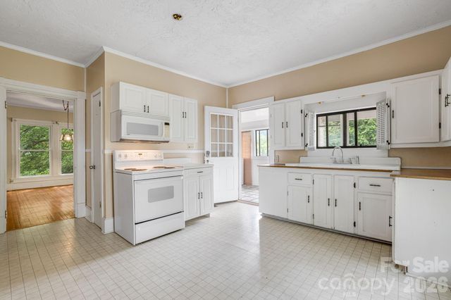 82 Hill Street, Hot Springs, NC 28743