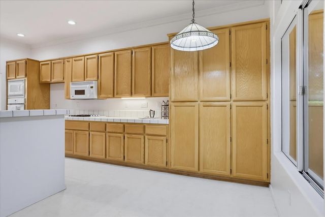 1243 Canevari Dr, Roseville, CA 95747