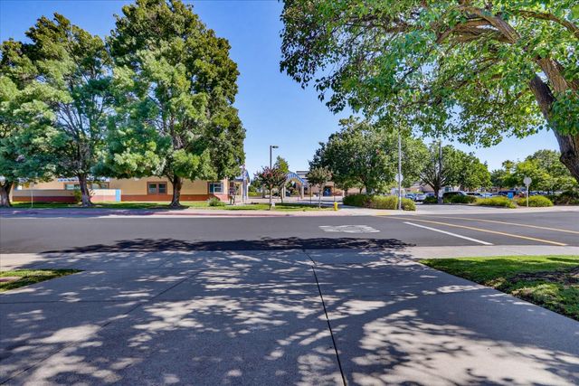 1243 Canevari Dr, Roseville, CA 95747