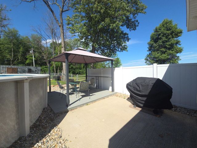 9754 N Charter Road, Demotte, IN 46310