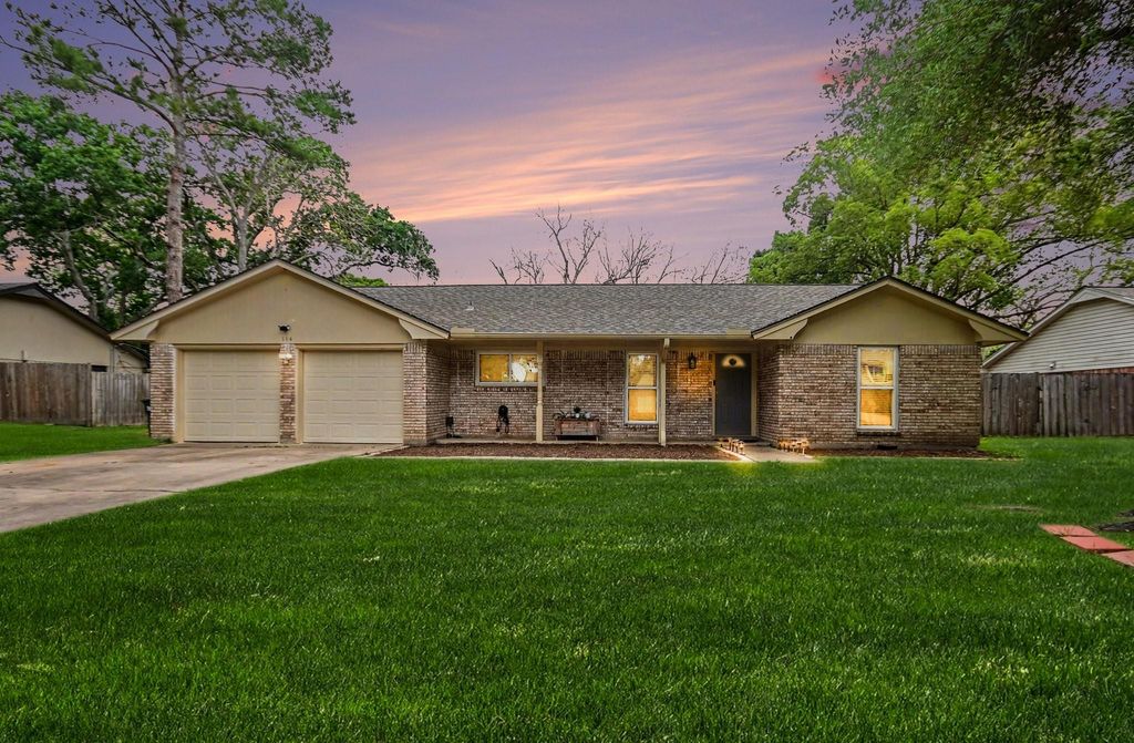 114 E Wildwinn Drive, Alvin, TX 77511