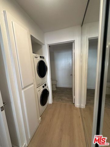 21400 Burbank Boulevard 202, Woodland Hills (los Angeles), CA 91367