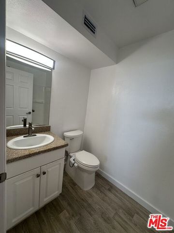 21400 Burbank Boulevard 202, Woodland Hills (los Angeles), CA 91367