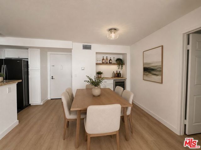 21400 Burbank Boulevard 202, Woodland Hills (los Angeles), CA 91367