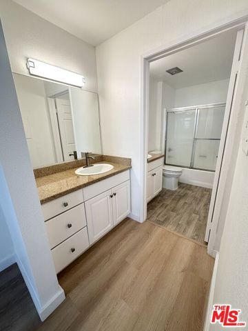 21400 Burbank Boulevard 202, Woodland Hills (los Angeles), CA 91367
