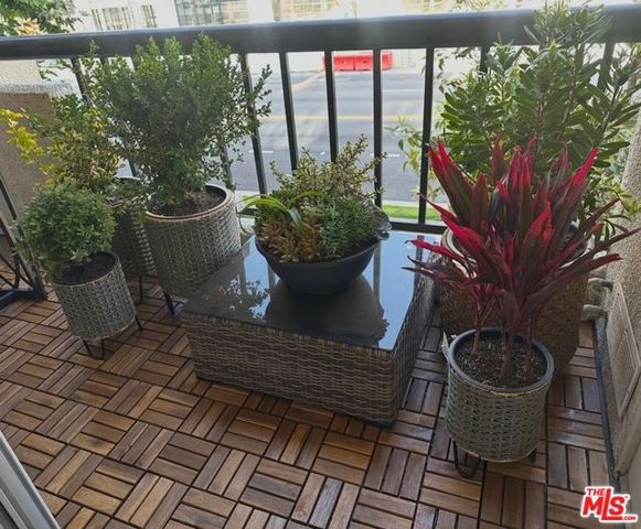 21400 Burbank Boulevard 202, Woodland Hills (los Angeles), CA 91367
