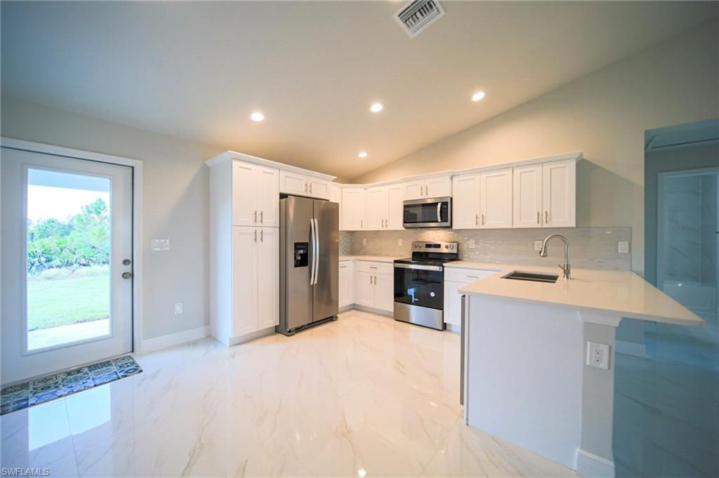 2007 Voss CT, LEHIGH ACRES, FL 33972 — photo 2
