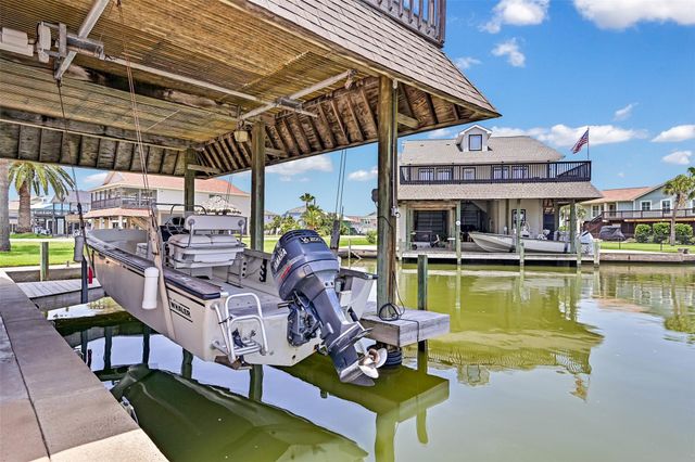214 Easterly Drive, Tiki Island, TX 77554