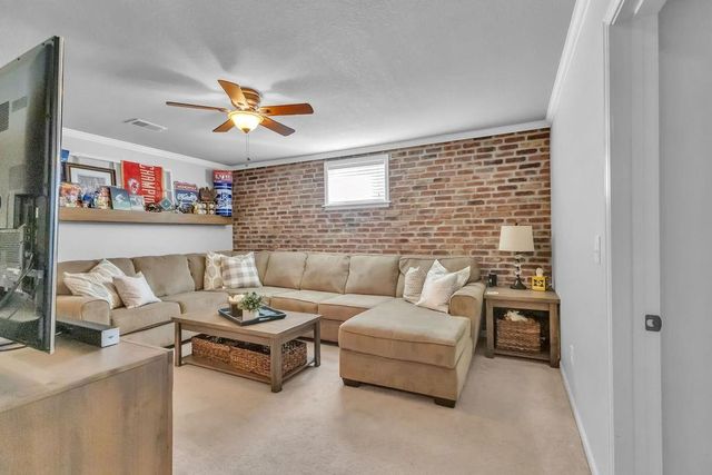 919 E 8th Circle, Kearney, MO 64060