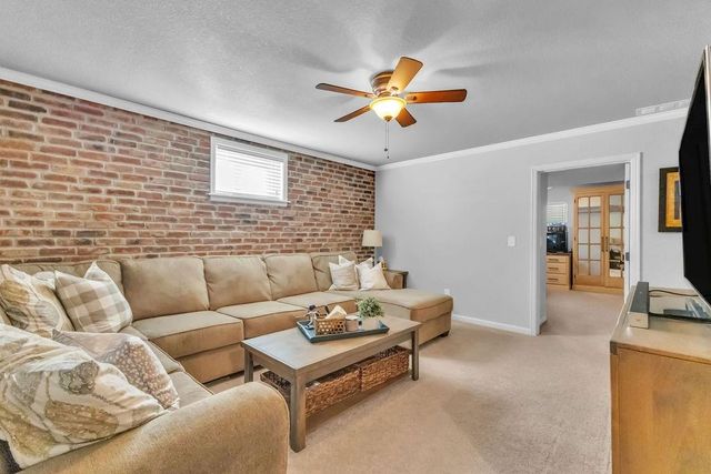 919 E 8th Circle, Kearney, MO 64060