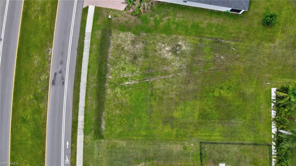 Image 11 of property listing at 2536 Surfside BLVD, Cape Coral, FL 33914