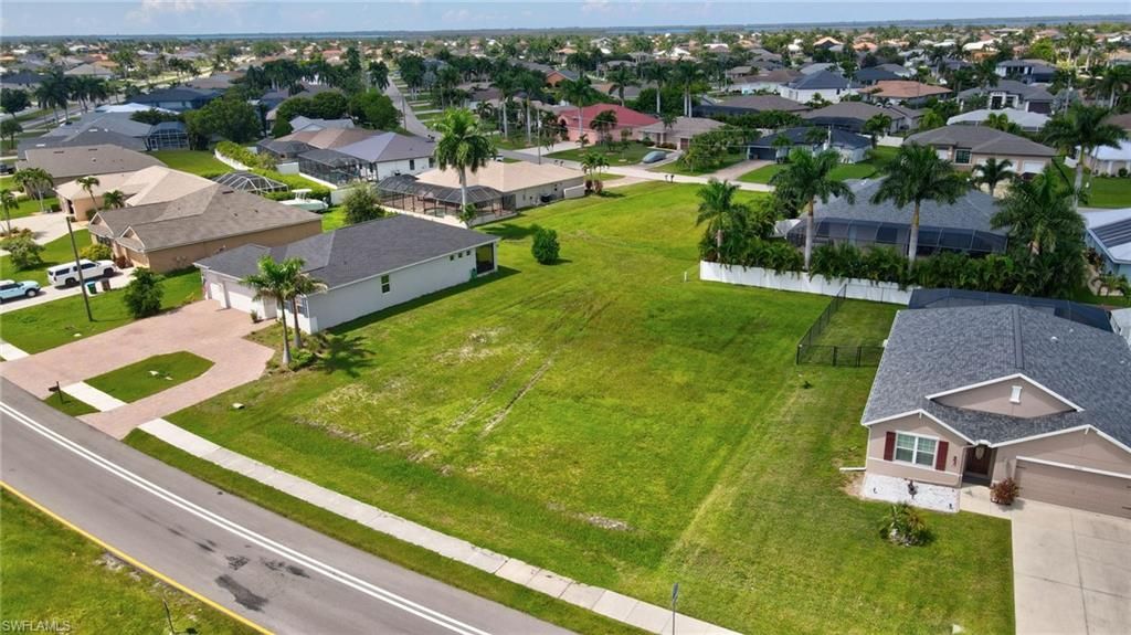 Image 14 of property listing at 2536 Surfside BLVD, Cape Coral, FL 33914