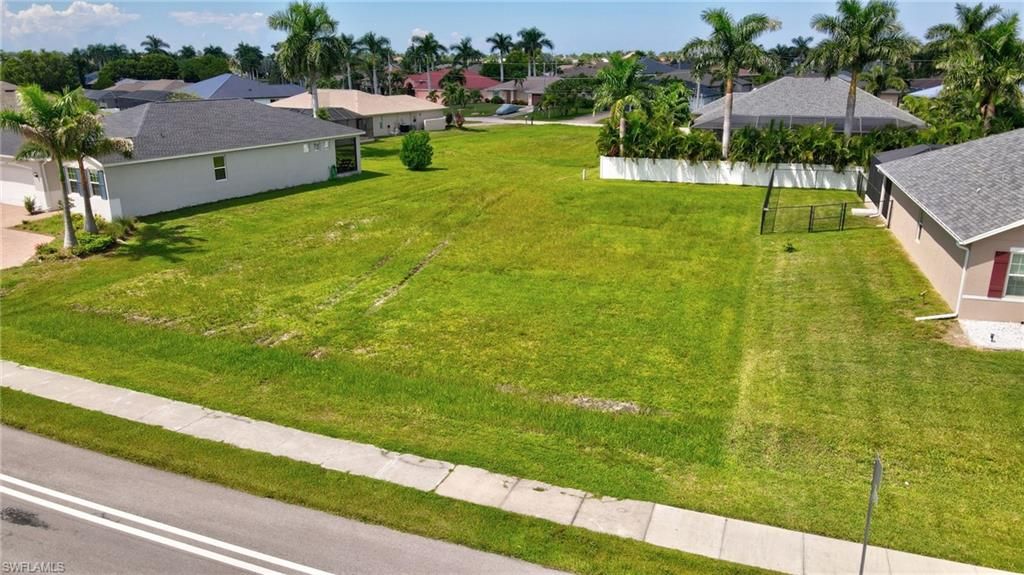 Image 17 of property listing at 2536 Surfside BLVD, Cape Coral, FL 33914
