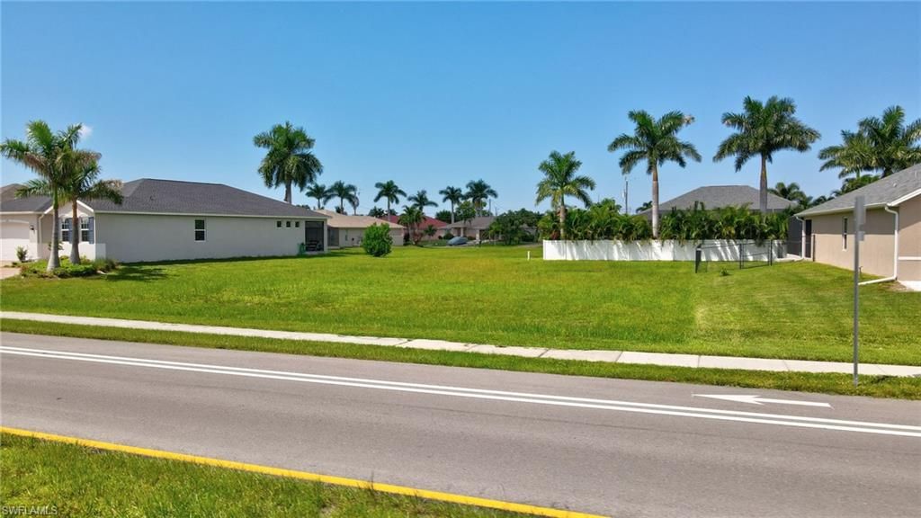 Image 18 of property listing at 2536 Surfside BLVD, Cape Coral, FL 33914