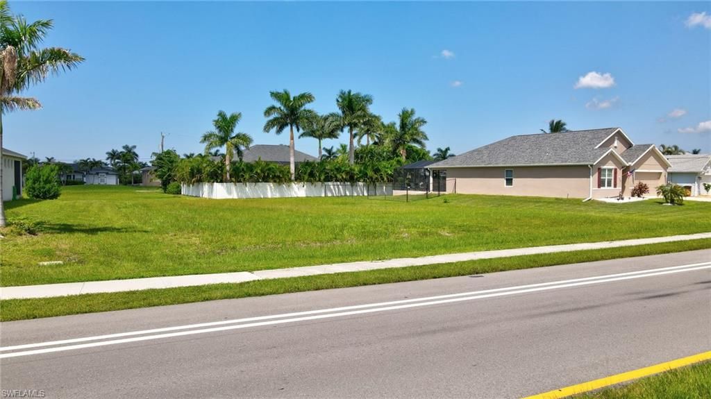 Image 19 of property listing at 2536 Surfside BLVD, Cape Coral, FL 33914
