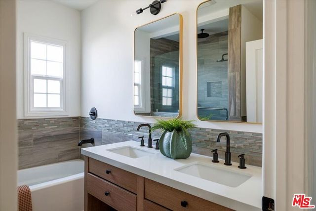 2207 Alsace Avenue, Los Angeles, CA 90016