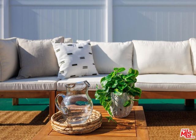 2207 Alsace Avenue, Los Angeles, CA 90016