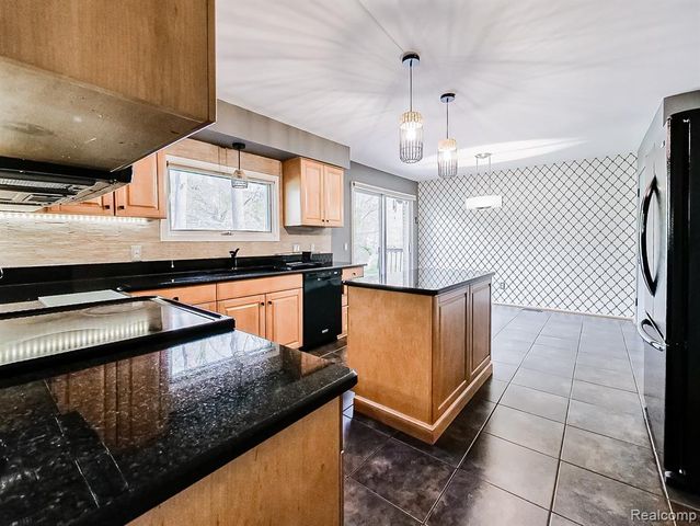 878 River Bend Drive, Rochester Hills, MI 48307