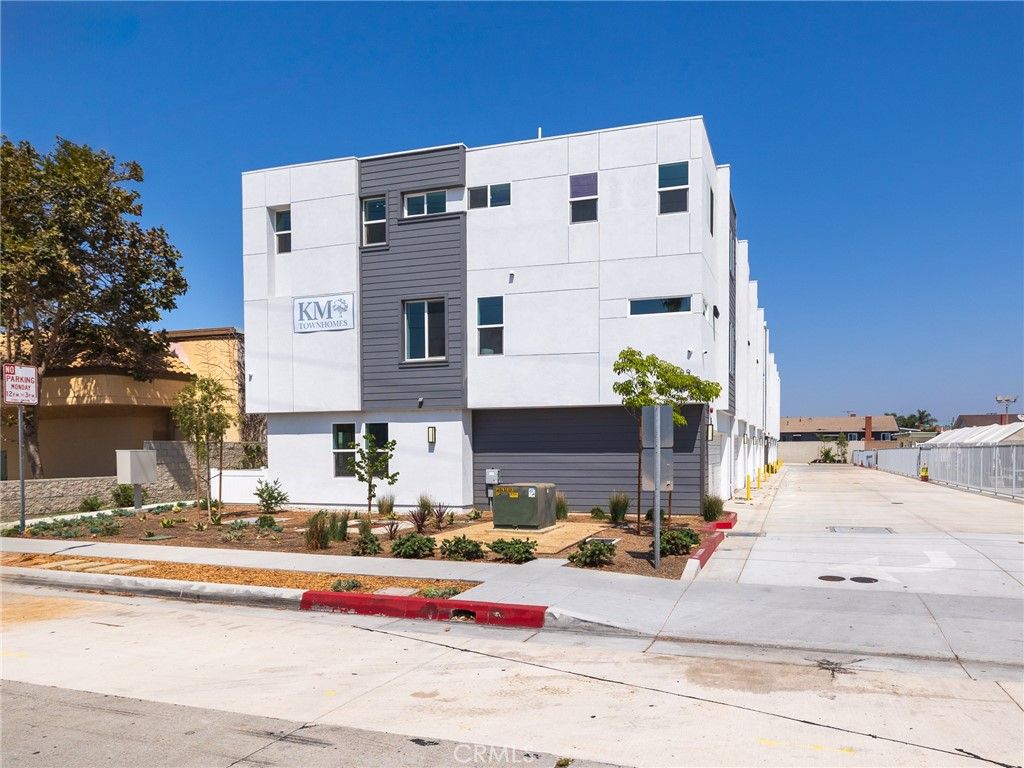 Image 23 of property listing at 121 E 223rd Street 3, Carson, CA 90745