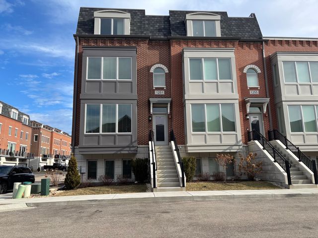 1251 Gateway Court, Northbrook, IL 60062