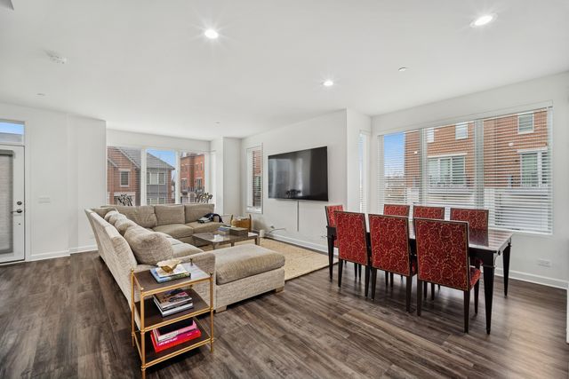 1251 Gateway Court, Northbrook, IL 60062